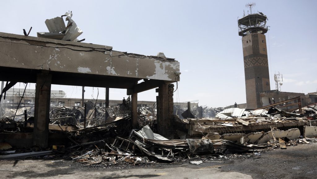Un aeropuerto destruido en la capital de Yemen, Saná