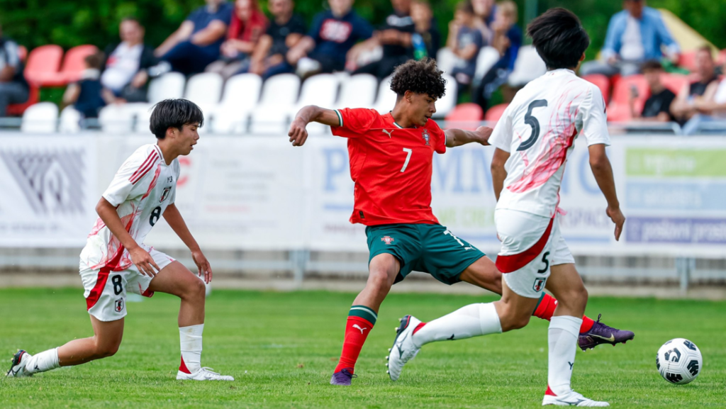 Cristiano Ronaldo Jr. (centro) durante el partido entre Portugal y Japón en el Torneo Internacional Vlatko Markovic. Croacia, 13 de mayo de 2025.