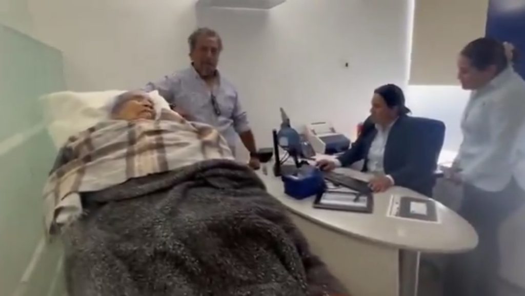 Fidelia Vásquez Nuño acude al banco en Oaxaca, México, para cobrar su pensión.