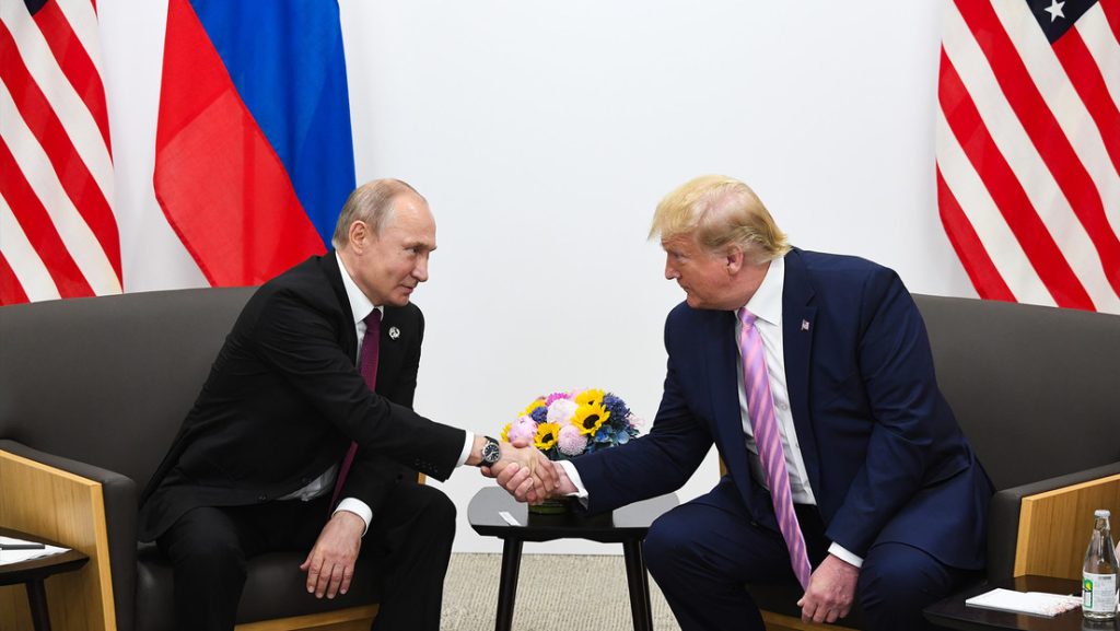 El presidente ruso, Vladímir Putin, y el presidente estadounidense, Donald Trump, durante una reunión al margen de la cumbre del G20 en Osaka, el 28 de junio de 2019.