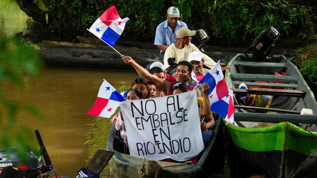 Manifestantes llegan el 16 de mayo de 2025 hasta la desembocadura del Río Indio para protestar contra el proyecto de construcción de un embalse para el Canal de Panamá.