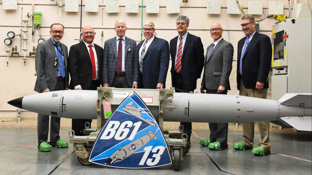 Representantes de la Empresa de Seguridad Nuclear con el secretario de Energía de EE.UU., Chris Wright, celebran la finalización de la primera unidad B61-13.