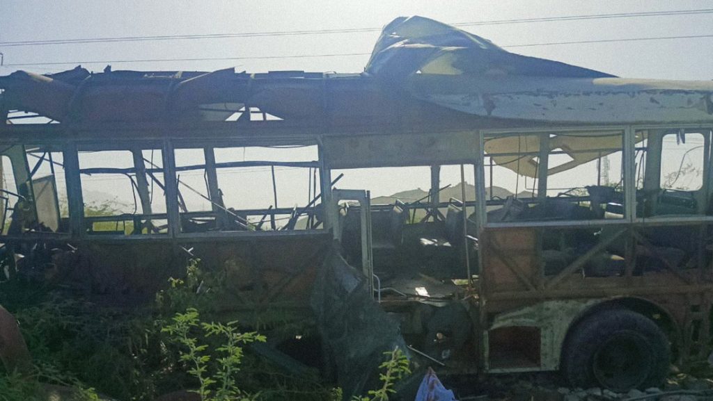 Foto del bus destruido.