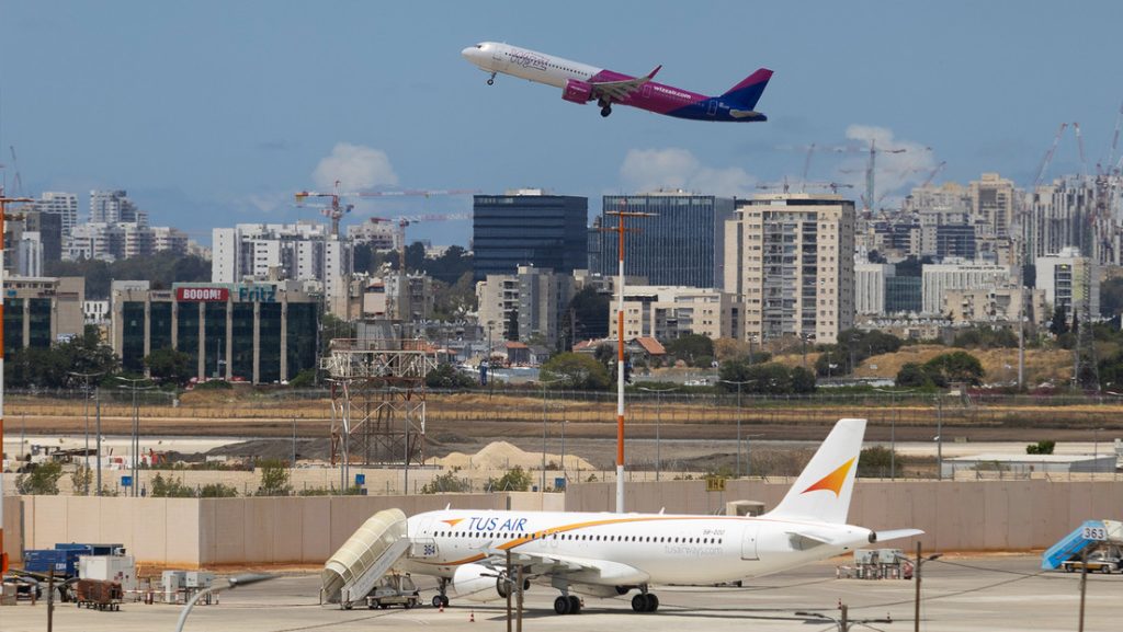Un avión sale del aeropuerto Ben Gurión después de que un misil balístico disparado desde Yemen por los hutíes impactara en un campo cerca del lugar el 4 de mayo de 2025.