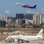 Un avión sale del aeropuerto Ben Gurión después de que un misil balístico disparado desde Yemen por los hutíes impactara en un campo cerca del lugar el 4 de mayo de 2025.