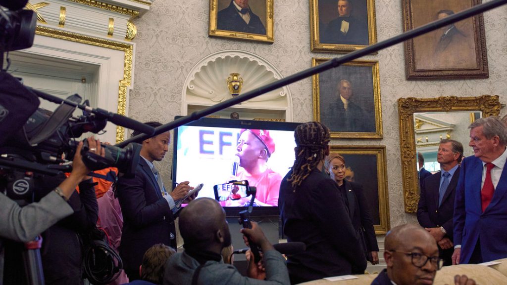 Reproducción de un video con supuestas pruebas de un 'genocidio' de personas blancas en Sudáfrica, presentado en el Despacho Oval de la Casa Blanca el 21 de mayo de 2025.