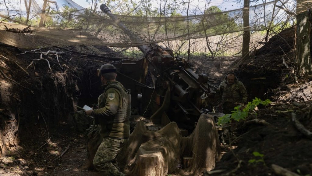 Militares ucranianos atacan posiciones rusas cerca de la región de Járkov, 16 de mayo de 2025.