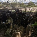 Militares ucranianos atacan posiciones rusas cerca de la región de Járkov, 16 de mayo de 2025.