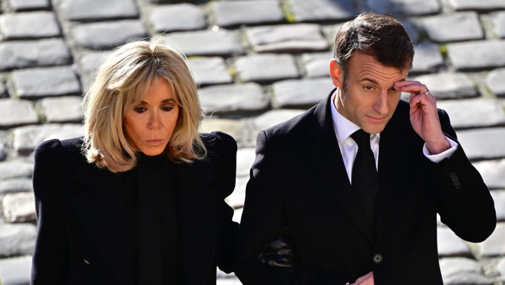 El presidente de Francia, Emmanuel Macron, junto a su esposa Brigitte Macron.