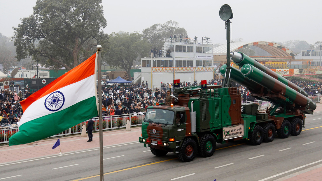 El misil BrahMos del Ejército Indio se exhibe durante la celebración del 74.º Desfile del Día de la República, Nueva Delhi, India, 26 de enero de 2023.