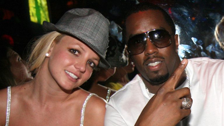 Britney Spears y Sean 'Diddy' Combs en la fiesta de 50 Cent Hosts en The Hard Rock el 8 de septiembre de 2007 en Las Vegas.