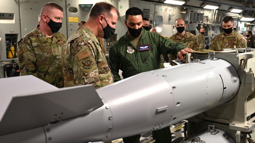 Personal de la Fuerza Aérea de EE.UU. junto a una B-61 en la Base Lewis-McChord, Washington, el 8 de abril de 2021.