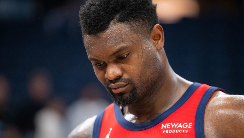 El basquetbolista de la NBA Zion Williamson, de los New Orleans Pelicans, en el Target Center el 19 de marzo de 2025 en Minneapolis, Minnesota, EE.UU.