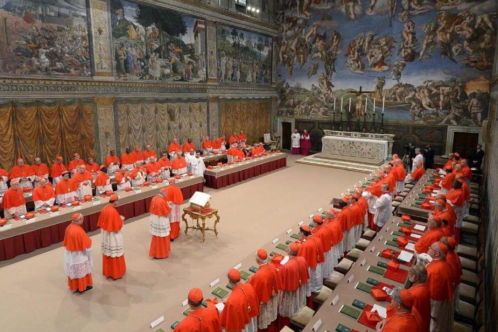 Foto de los Cardenales reunidos.