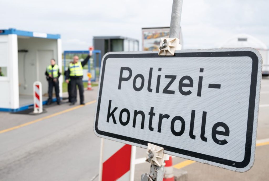 Miembros de la Policía Federal de Alemania realizan controles en un área de descanso de la autopista A-17 en la frontera con República Checa durante la Eurocopa 2024. El futuro ministro germano del Interior, Alexander Dobrindt, anunció un endurecimiento de los controles en las fronteras exteriores de Alemania para frenar la inmigración ilegal. Foto: Sebastian Kahnert/dpa Crédito: Sebastian Kahnert/dpa