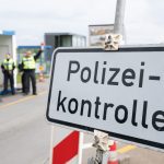 Miembros de la Policía Federal de Alemania realizan controles en un área de descanso de la autopista A-17 en la frontera con República Checa durante la Eurocopa 2024. El futuro ministro germano del Interior, Alexander Dobrindt, anunció un endurecimiento de los controles en las fronteras exteriores de Alemania para frenar la inmigración ilegal. Foto: Sebastian Kahnert/dpa Crédito: Sebastian Kahnert/dpa