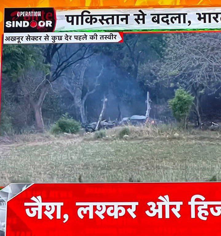 Imagenes del lugar donde cayó uno de los aviones de combate en el sector de Akhnoor de Jammu y Cachemira.