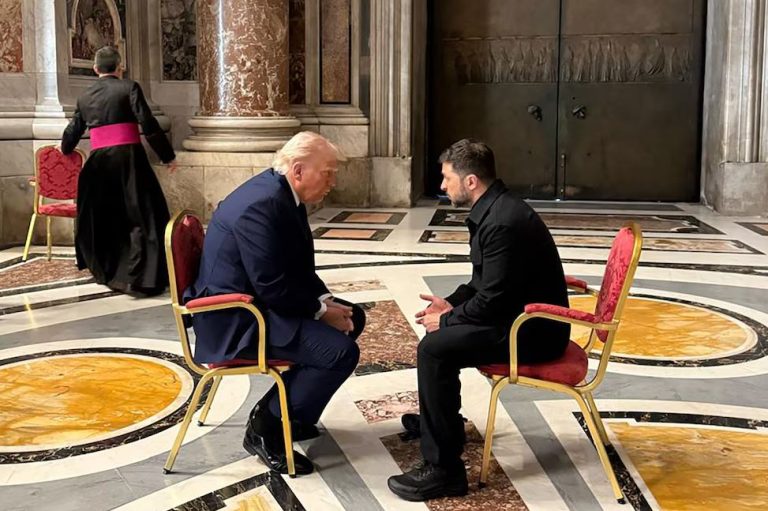 Una foto que quedará en la historia. El presidente de los Estados Unidos, Donald Trump y el de Ucrania, Volodimyr Zelensky, dialogan en un apartado en San Pedro, Ciudad del Vaticano, durante los funerales de Estado del papa Francisco (AFP)
