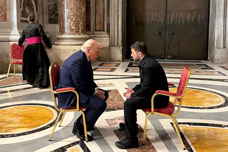 Una foto que quedará en la historia. El presidente de los Estados Unidos, Donald Trump y el de Ucrania, Volodimyr Zelensky, dialogan en un apartado en San Pedro, Ciudad del Vaticano, durante los funerales de Estado del papa Francisco (AFP)