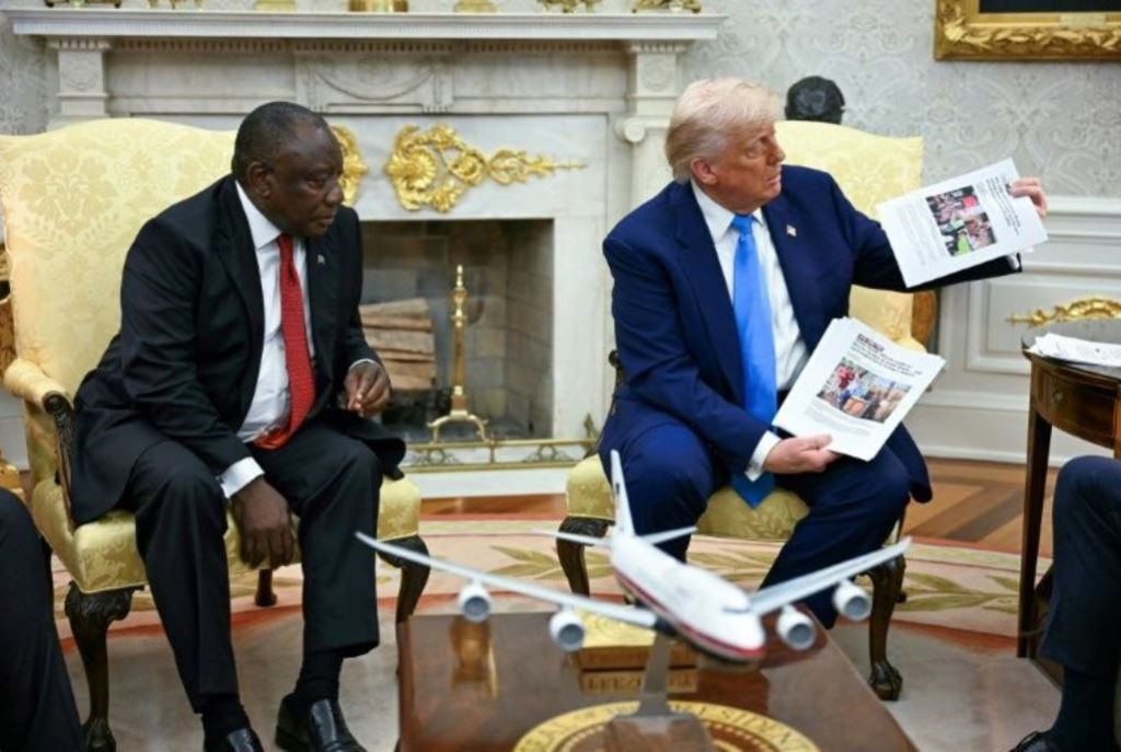 Donald Trump, mostró supuestas noticias de ataques raciales en Sudáfrica en su reunión con el presidente Cyril Ramaphosa en el Despacho Oval de la Casa Blanca este 21 de mayo de 2025 (REUTERS/Kevin Lamarque)