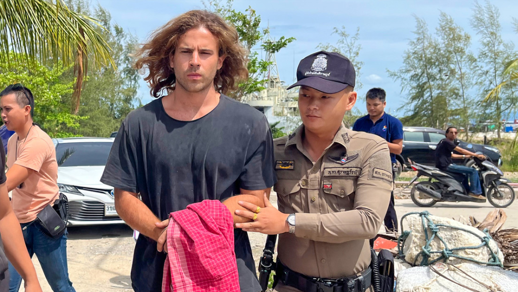Daniel Sancho es escoltado a un tribunal de la isla de Koh Samui, Tailandia, 7 de agosto de 2023
