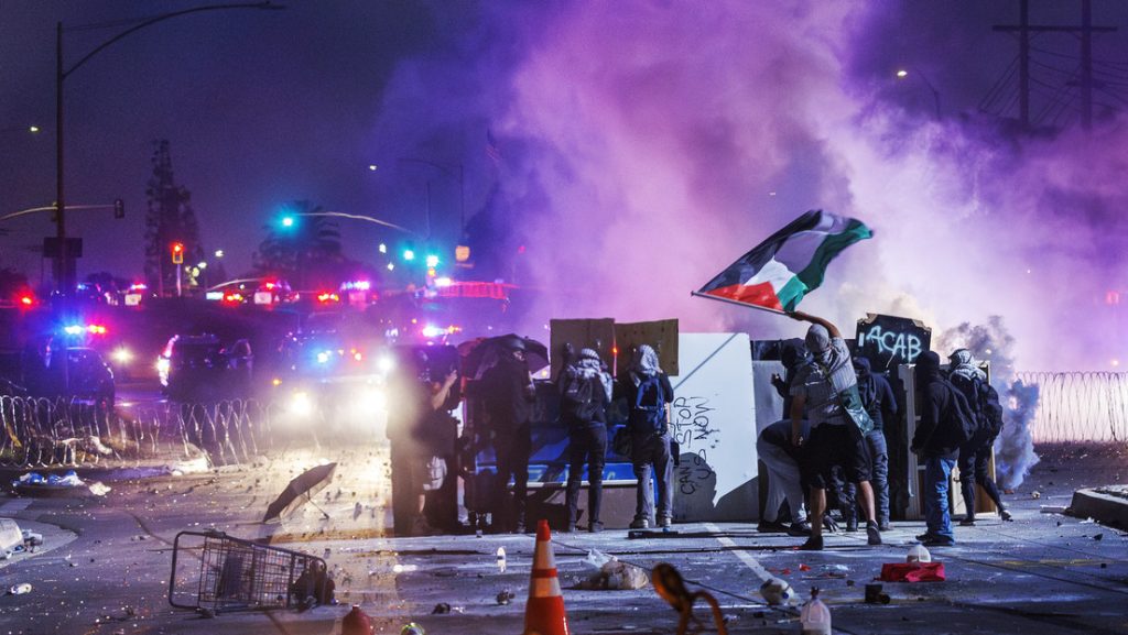 Policías de Los Ángeles usan gases lacrimógenos durante una protesta en Compton, California, EE.UU., el 7 de junio de 2025