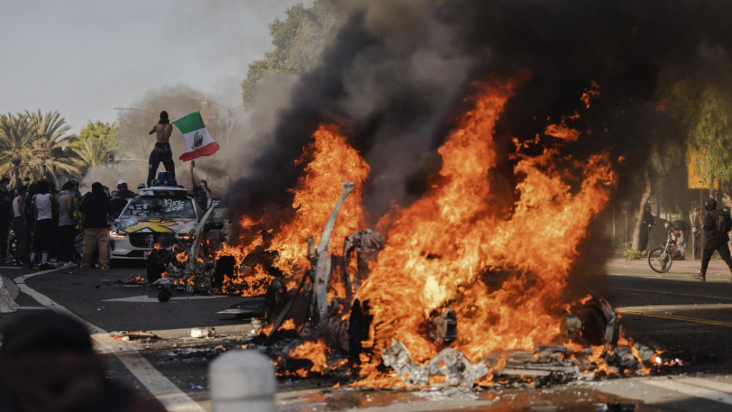 Autos quemados durante las protestas de inmigrantes en Los Ángeles, EE.UU., 8 de junio de 2025.