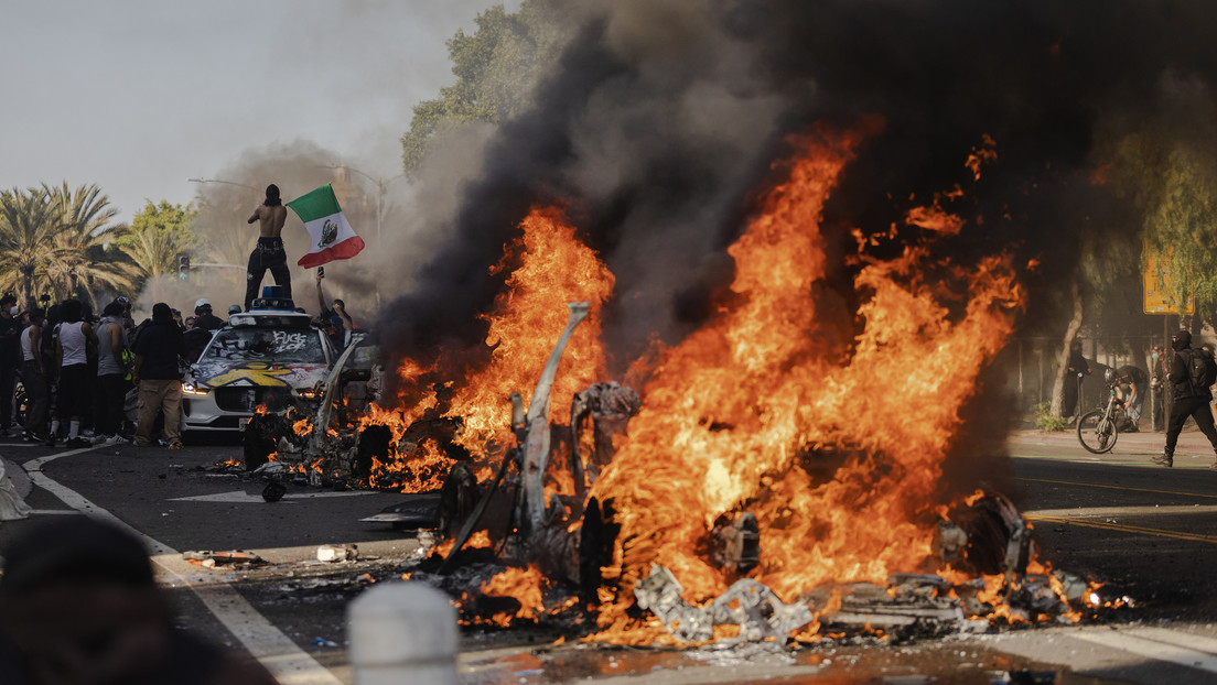 Autos quemados durante las protestas de inmigrantes en Los Ángeles, EE.UU., 8 de junio de 2025.