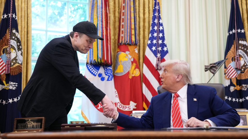 Elon Musk estrecha la mano del presidente de los Estados Unidos, Donald Trump, mientras hablan con los periodistas en el Despacho Oval de la Casa Blanca.
