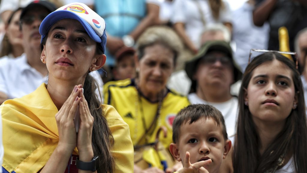 Ciudadanos rezan por la recuperación del precandidato presidencial Miguel Uribe Turbay, Cali, 8 de junio de 2025.