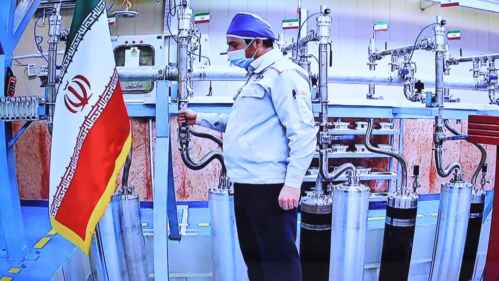 Prueba mecánica de equipo nuclear durante el 11º aniversario del Día Nacional de la Tecnología Nuclear. Teherán, Irán, 10 de abril de 2021.