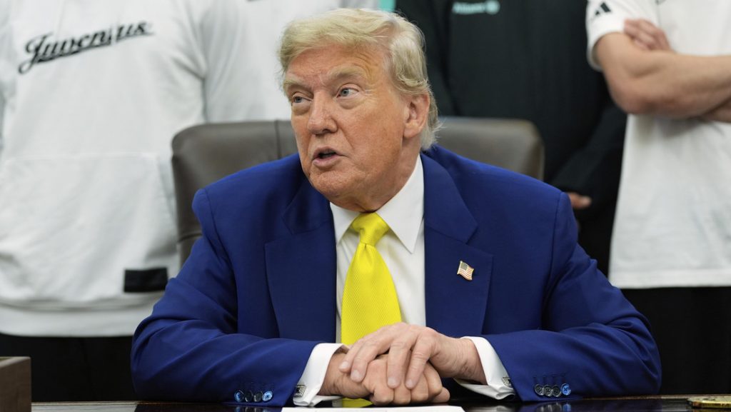 El presidente de EE.UU., Donald Trump, se reúne con miembros del club de fútbol Juventus en el Despacho Oval de la Casa Blanca, el 18 de junio de 2025, en Washington.
