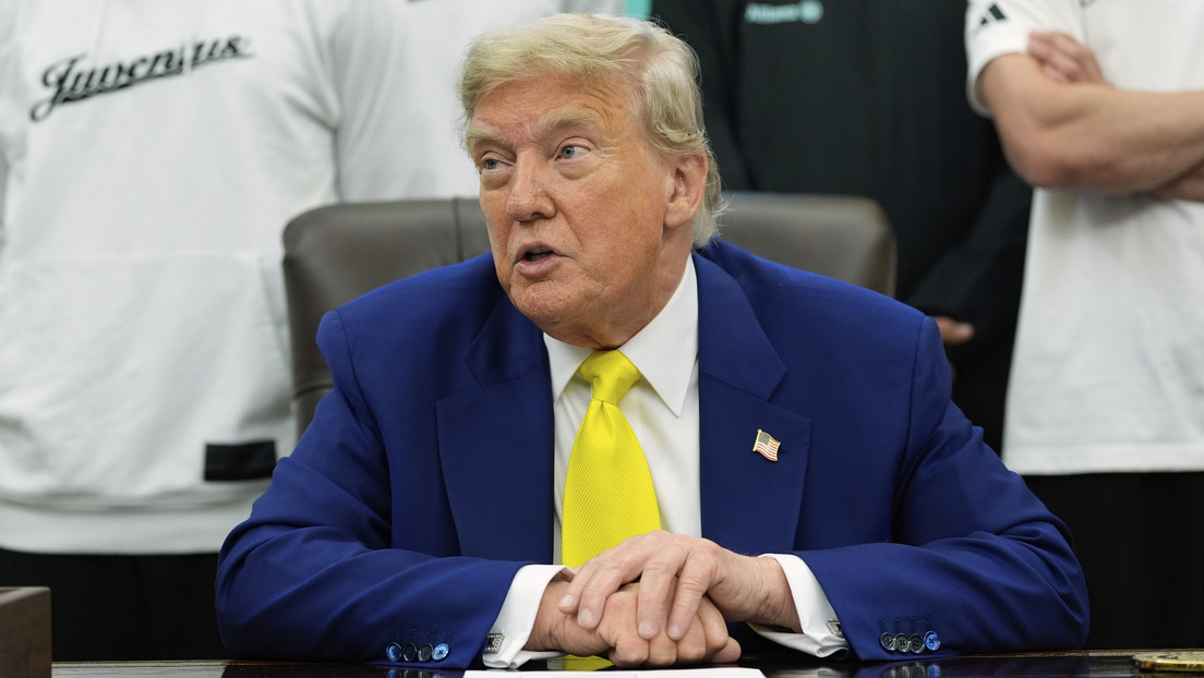 El presidente de EE.UU., Donald Trump, se reúne con miembros del club de fútbol Juventus en el Despacho Oval de la Casa Blanca, el 18 de junio de 2025, en Washington.