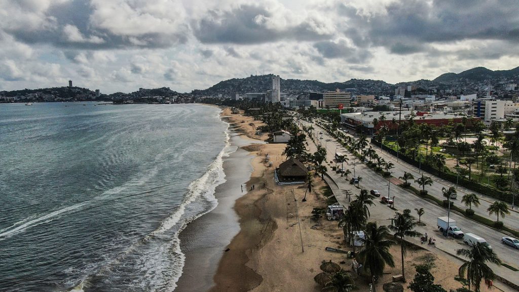 Turistas en la playa antes de la llegada del huracán Erick, en Acapulco, México, 18 de junio de 2025