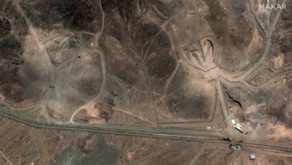Imagen satelital muestra los daños en la planta de enriquecimiento de uranio de Fordo tras los ataques en Irán del 23 de junio.