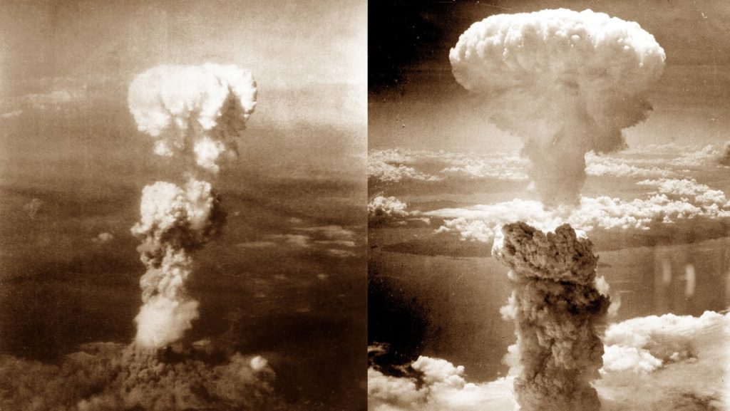 Nubes de hongo tras los bombardeos atómicos de Hiroshima (izquierda) y Nagasaki (derecha) por parte de EE.UU., Japón, agosto de 1945.