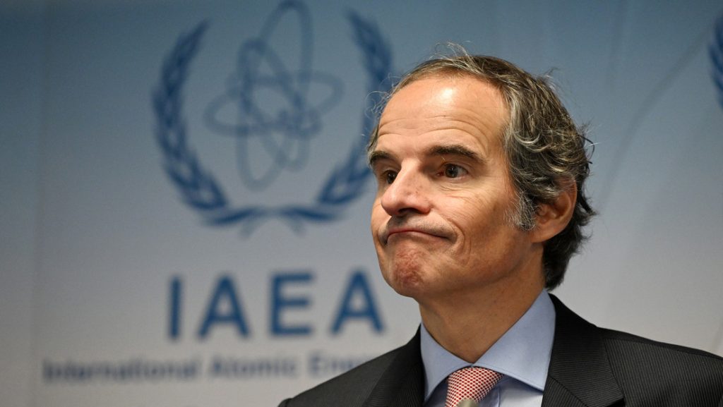 El Director General Rafael Grossi habla en una conferencia de prensa durante la reunión de la Junta de Gobernadores del OIEA.
