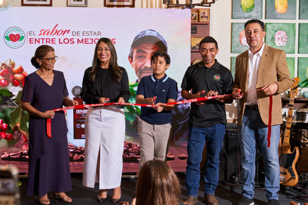 Durante el corte de la cinta.