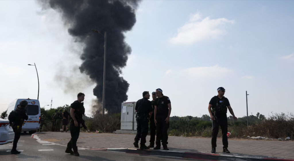 Durante la madrugada, se registraron explosiones en Tel Aviv y Jerusalén tras el lanzamiento de misiles desde territorio iraní (REUTERS/Ronen Zvulun)