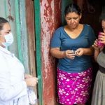 Una funcionaria del Minsa duranrte una campaña de salud.