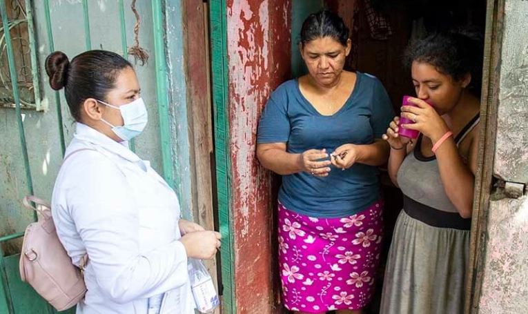 Una funcionaria del Minsa duranrte una campaña de salud.
