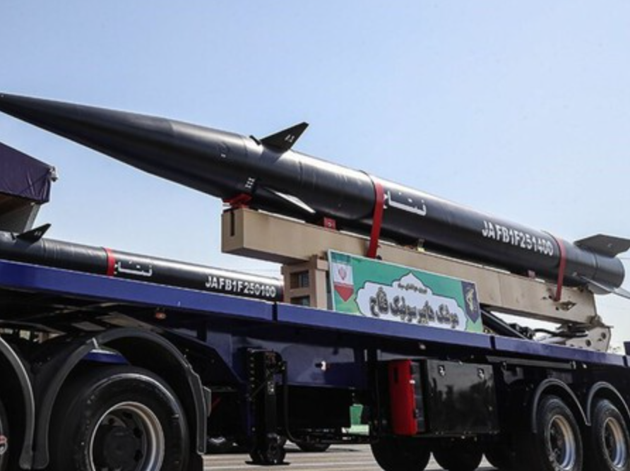 Un misil balístico hipersónico llamado «Fattah» es visto en Teherán, Irán, 6 de junio de 2023. IRGC/WANA (Agencia de Noticias de Asia Occidental)/Handout via REUTERS