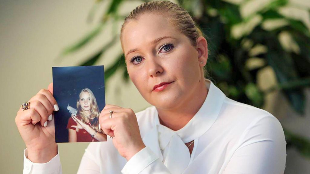 Virginia Giuffre con una foto suya de adolescente, el 8 de noviembre de 2022.