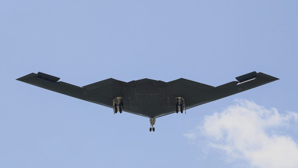 Un bombardero B-2 llega a la base Whiteman de la Fuerza Aérea tras regresar de un ataque masivo contra sitios nucleares iraníes, el 22 de junio de 2025.