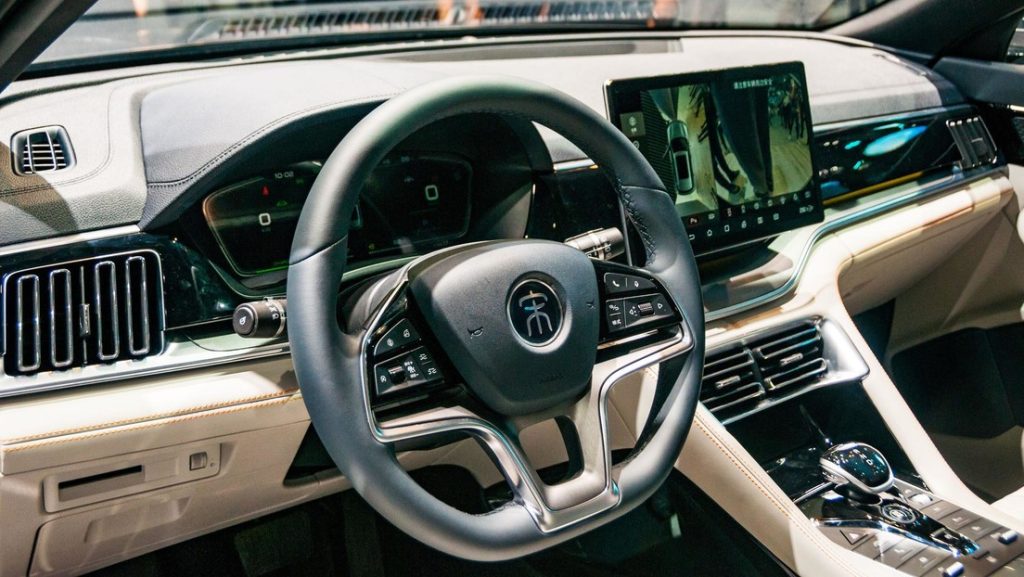 Interior del BYD Song Pro DM-i, expuesto en el Salón del Automóvil de Guangzhou, en la provincia china de Guangdong.