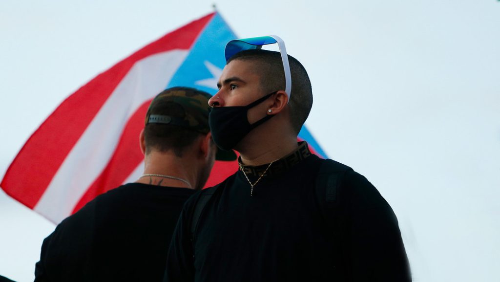 Bad Bunny se manifiesta en contra del entonces gobernador de Puerto Rico, Ricardo Rosselló, el 17 de julio de 2019 en San Juan.