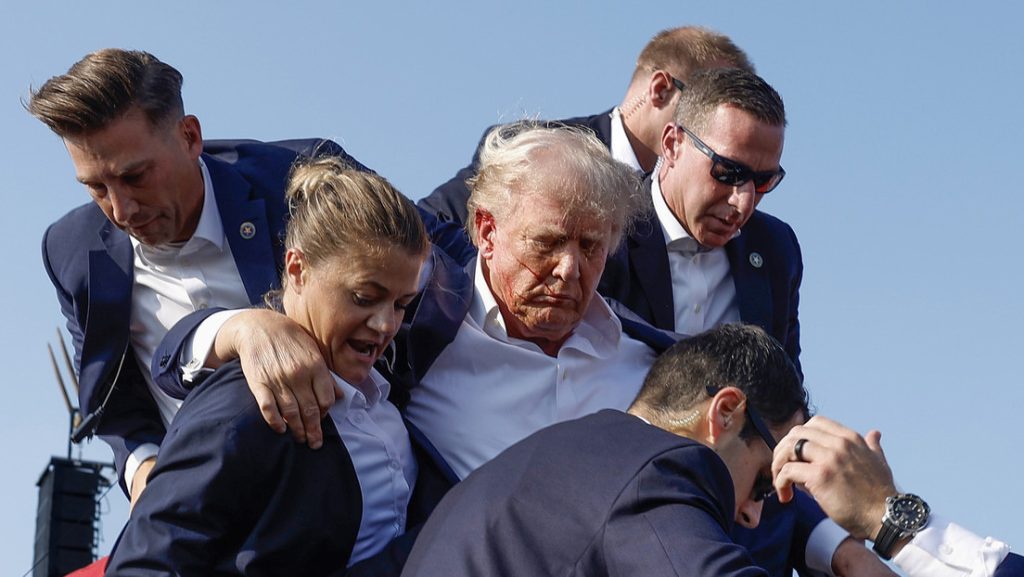 Donald Trump es sacado del escenario por agentes del Servicio Secreto de Estados Unidos tras ser rozado por una bala durante un mitin el 13 de julio de 2024 en Butler, Pensilvania.