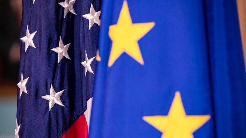 Banderas de la UE y Estados Unidos.