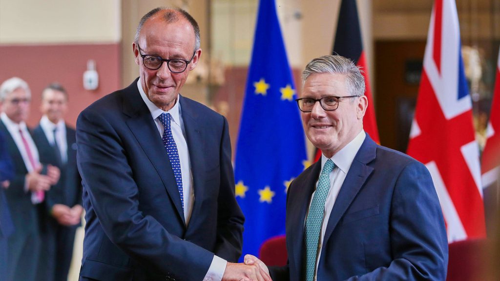 El canciller de Alemania, Friedrich Merz, junto con el primer ministro del Reino Unido, Keir Starmer, el 17 de julio de 2025.