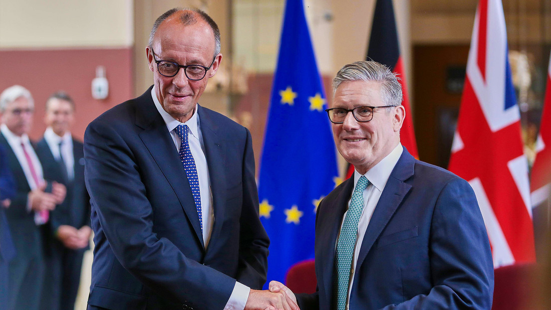 El canciller de Alemania, Friedrich Merz, junto con el primer ministro del Reino Unido, Keir Starmer, el 17 de julio de 2025.
